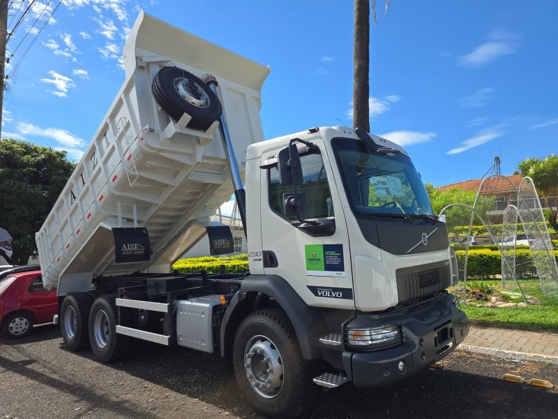 Dois novos caminhões basculantes reforçam a frota da Secretaria de Transportes de Nova Laranjeiras